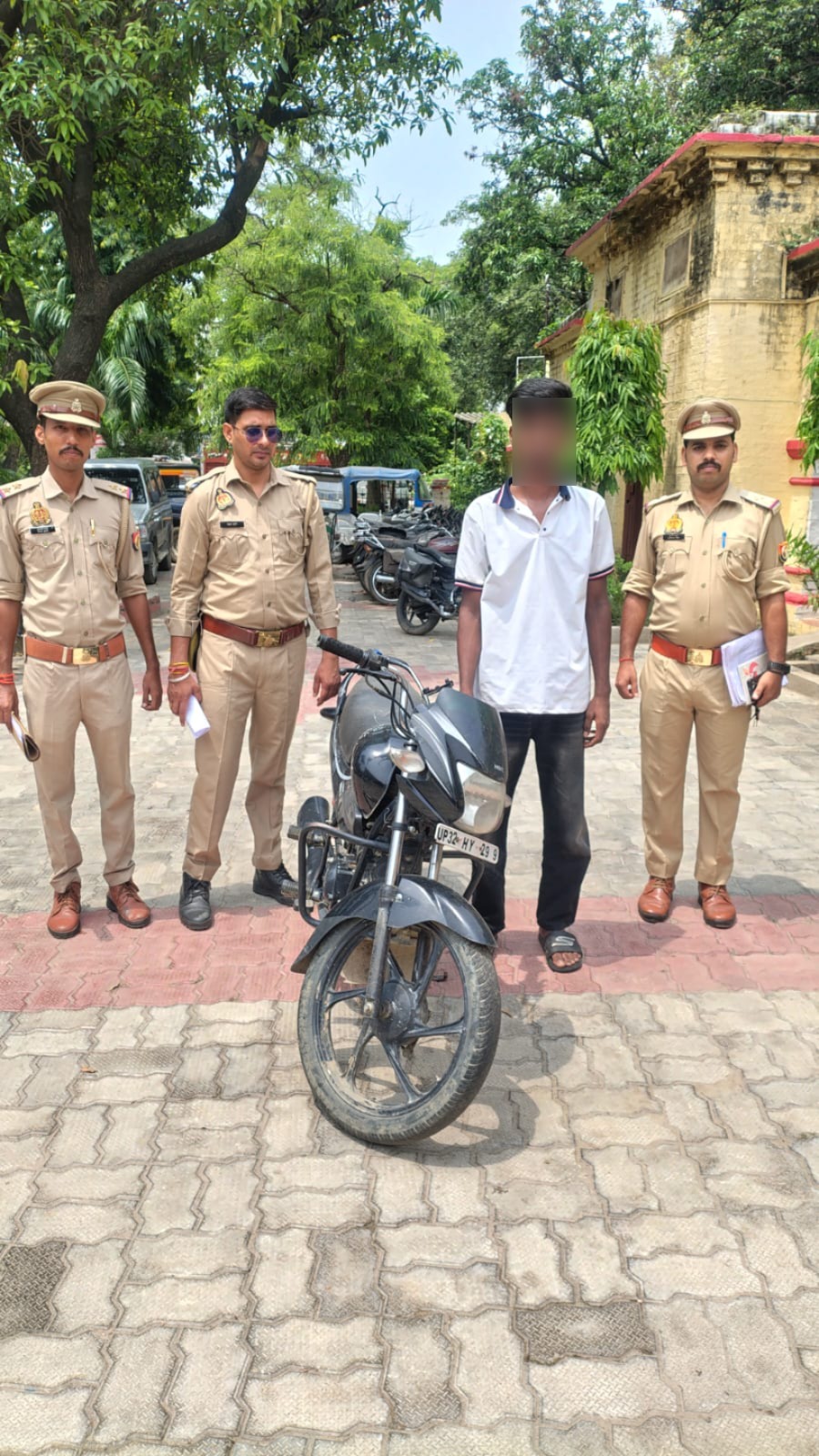 मलिहाबाद पुलिस ने मोटरसाइकिल.jpeg
